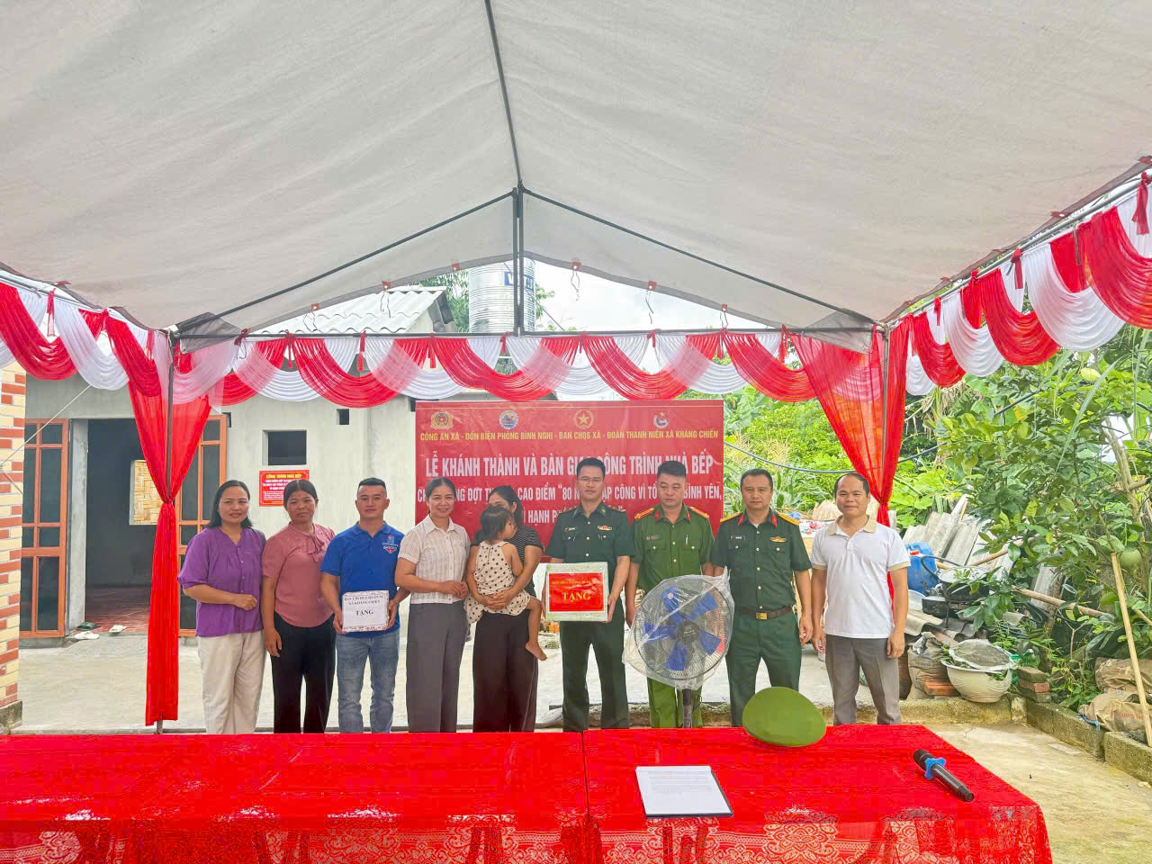 D:\THI ĐUA KHEN THƯỞNG\80 ngày Vì Tổ quốc bình yên\Xây bếp Vi Thị Hợp\tặng quà.jpg