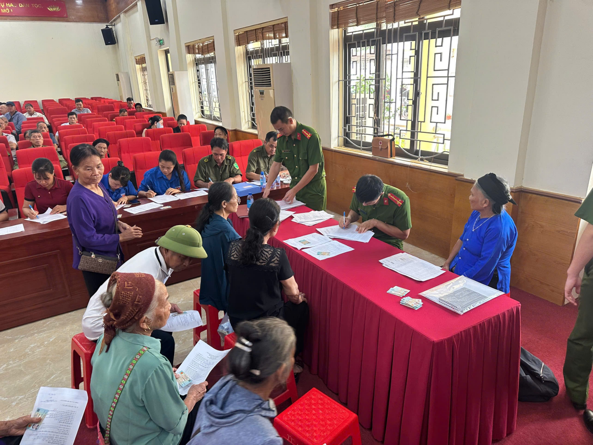 A group of people sitting around a table

AI-generated content may be incorrect.