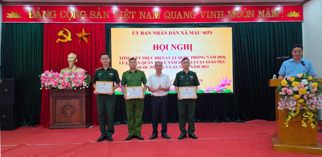 Có thể là hình ảnh về ‎cái bục và ‎văn bản cho biết '‎ĐÁNGCỘ G SÁN VIÊT NAM QUANG VINH MUÔN NĂM! عل 2 ÜY BAN NHÂN DÂN XÃ MẬU İYBANMIÁNDANXÁMAUSO SƠN HỘI NGHỊ HỘINGH! GH OCKET THỰ UC HHIỆN LUẬT Pό NĂM 2018, LUA QUAN NAM GIẢO DỤC QUỐC PH EVAANNI NĂM 2013‎'‎‎