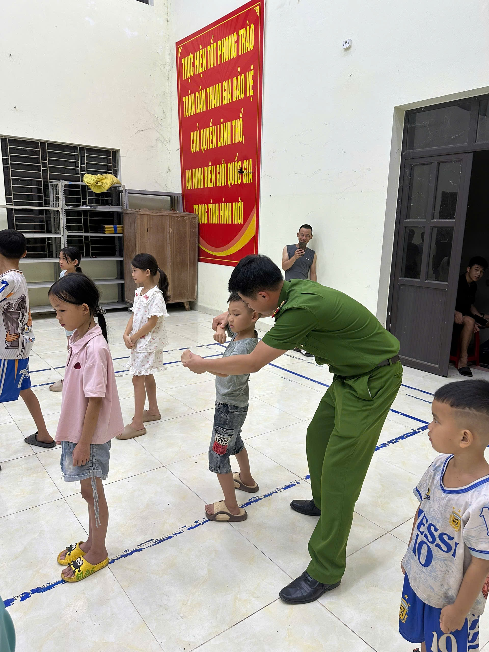 A person standing in a circle with kids

AI-generated content may be incorrect.