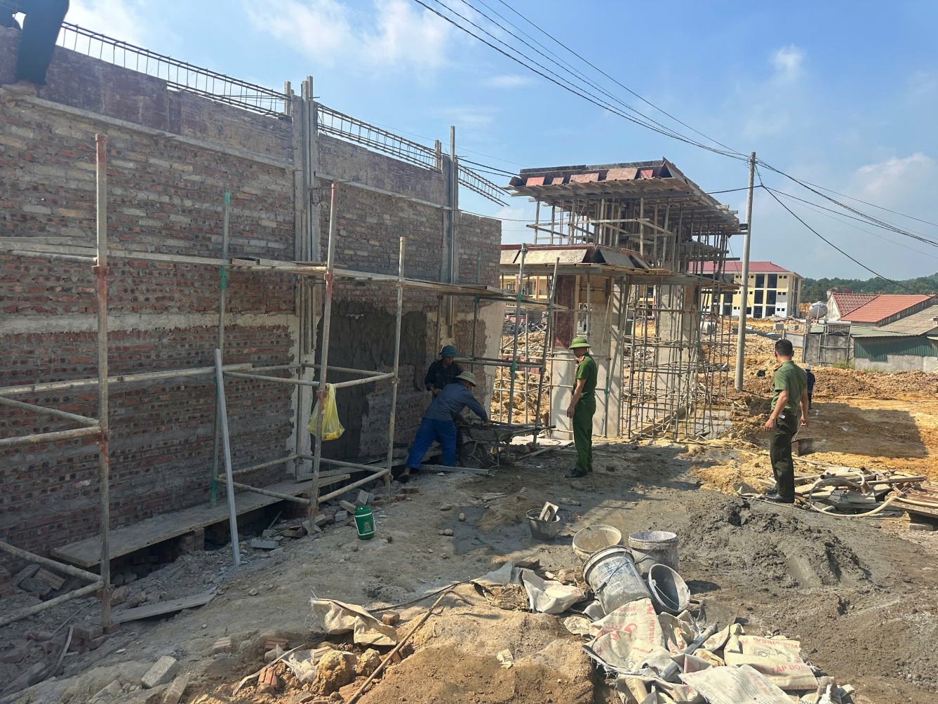 A group of men working on a construction site

AI-generated content may be incorrect.