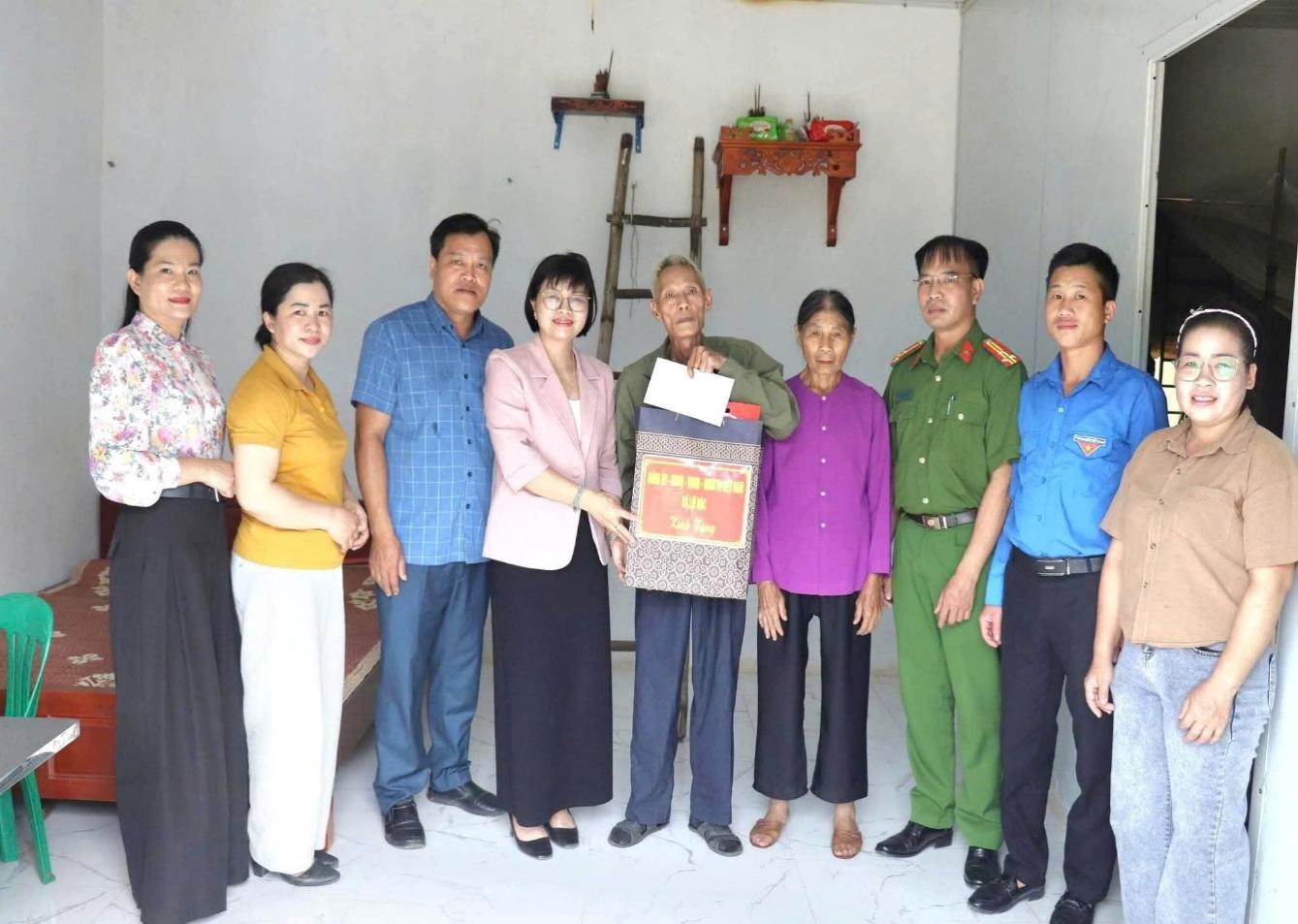 C:\Users\TTH\Desktop\Bài viết đăng trang Thông tin điện tử\CAX phối hợp tặng quà\2.jpg