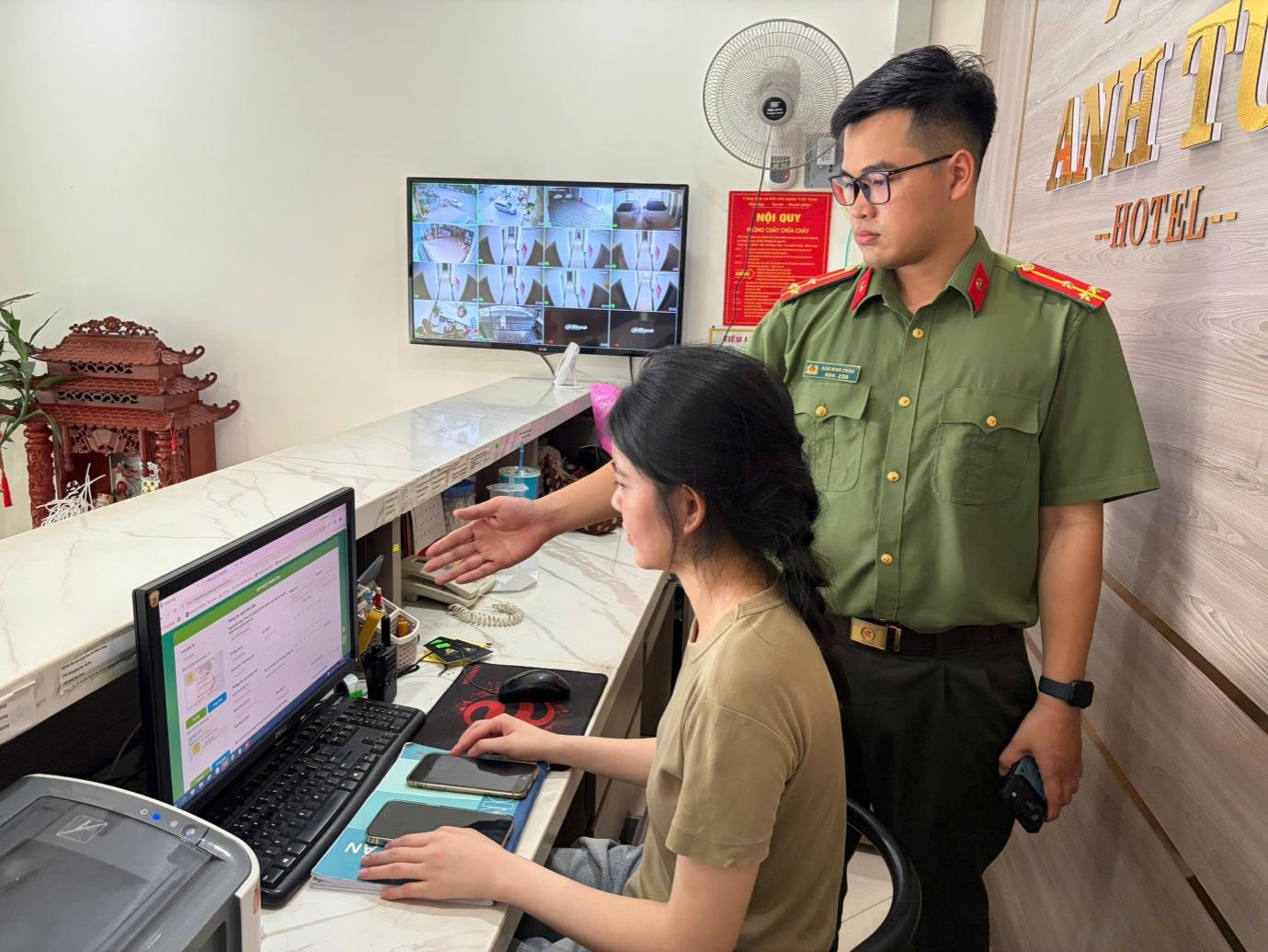 E:\DIEU LINH\2026\TUYÊN TRUYỀN\Bài tuyên truyền gửi Cổng BCA\Ảnh bài đăng Cổng BCA\Cán bộ Phòng Quản lý xuất nhập cảnh Công an tỉnh Lạng Sơn trực tiếp tuyên truyền, hướng dẫn tại cơ sở lưu trú (2).jpg