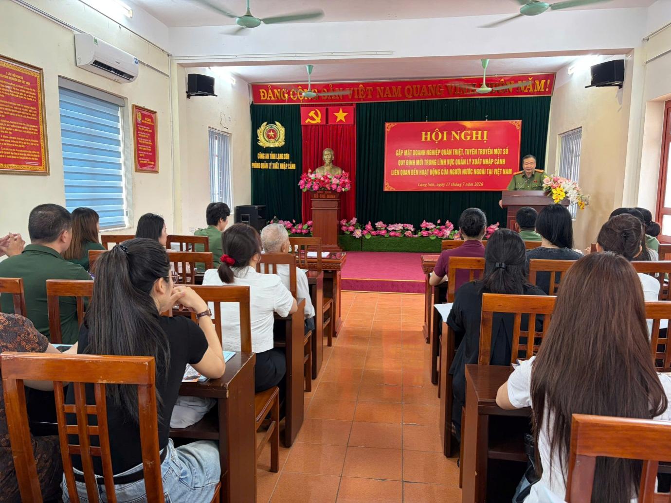 E:\DIEU LINH\2026\TUYÊN TRUYỀN\Bài tuyên truyền gửi Cổng BCA\Ảnh bài đăng Cổng BCA\CATLS tổ chức HN gặp mặt doanh nghiệp liên quan đến hoạt động của NNN và CSLT trên địa bàn.jpg