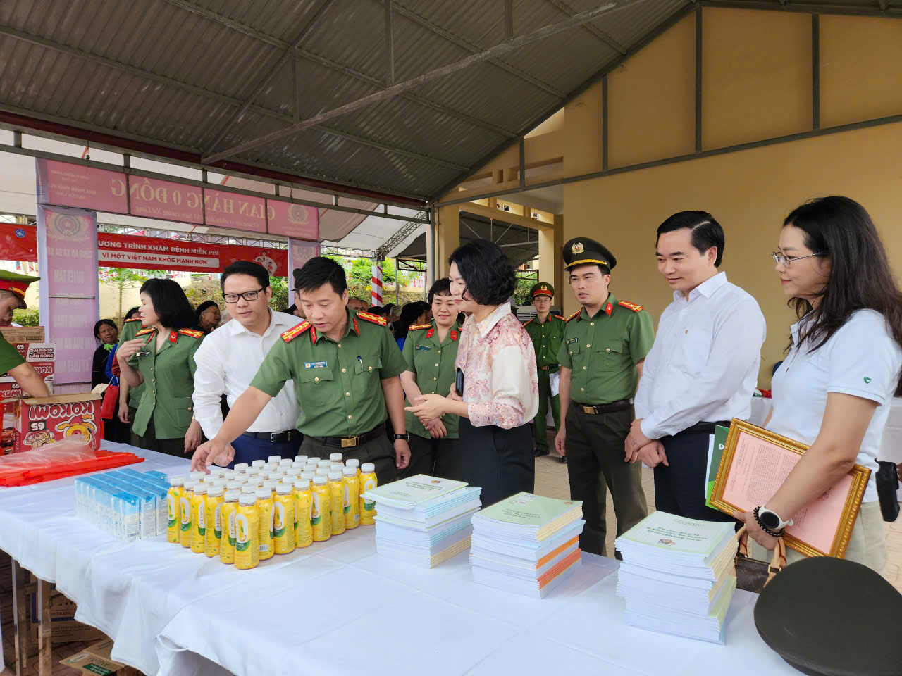 G:\VIET DUNG\ANH\NAM 2026\CONG AN TINH\07.8.2026_KHÁNH THÀNH TRƯỜNG MẦM NON BA SƠN+KHÁM BỆNH\ẢNH SỬA\gen-h-z8125385081082_b22883a2f27132bde2f9a4ff9bb3a2bf.jpg
