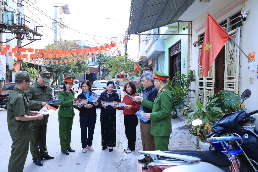 Công an phường Đông Kinh, tỉnh Lạng Sơn và lực lượng bảo đảm an ninh trật tự ở cơ sở tuyên truyền pháp luật cho người dân trên địa bàn_
