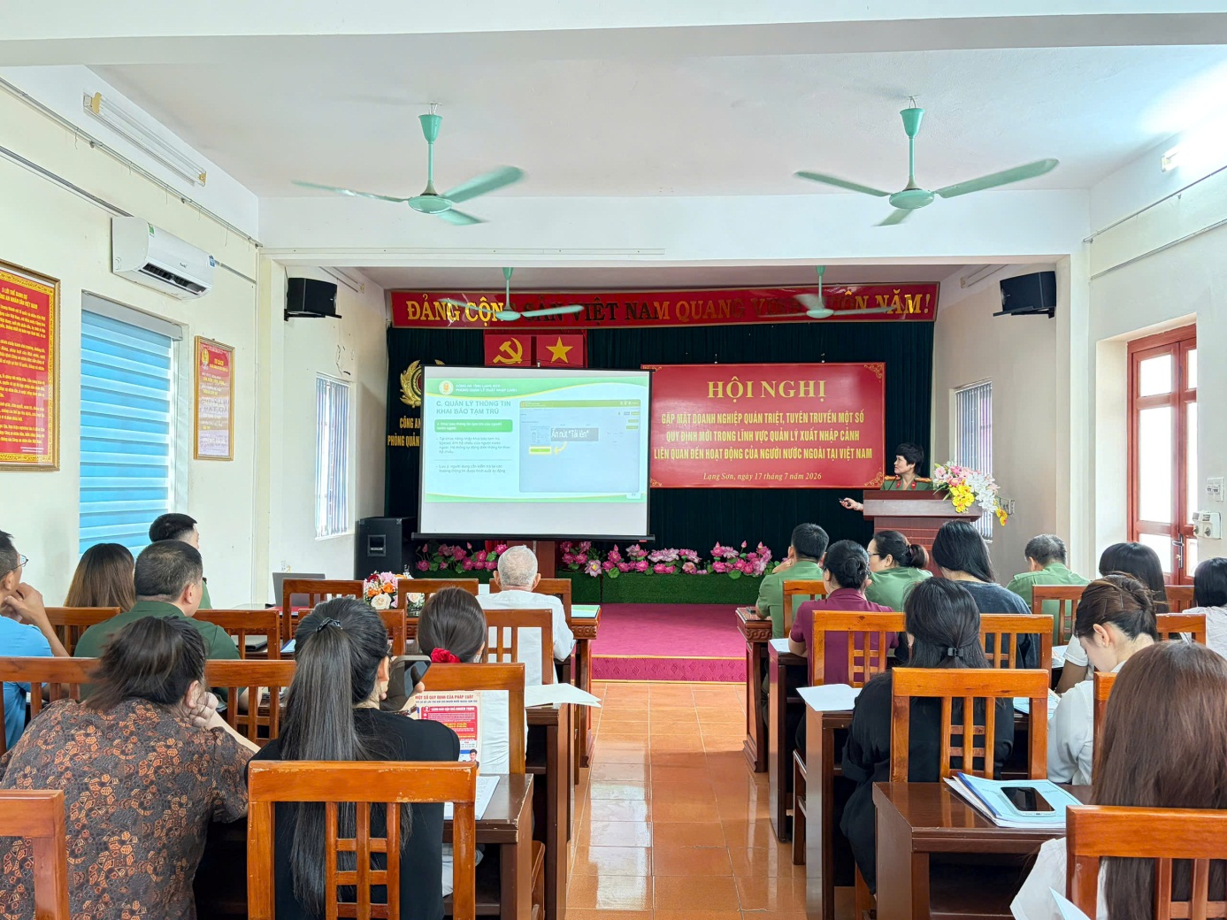 E:\DIEU LINH\2026\TUYÊN TRUYỀN\Hội nghị gặp mặt doanh nghiệp\1784539374620_1997428763006117692_9135881199129965389_d1aee4149b8f6df14c01b48ae286719b.jpg