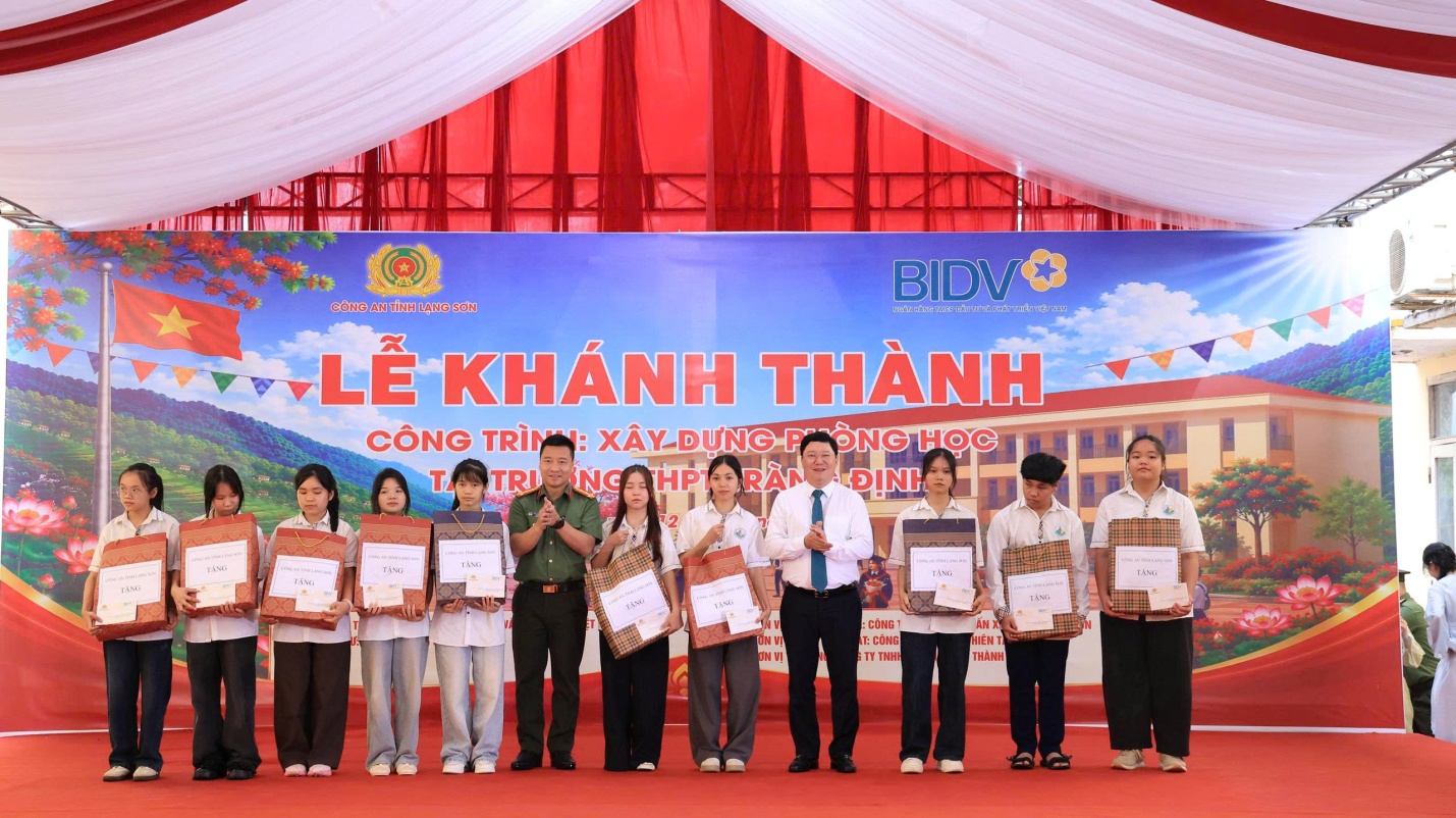 D:\ANH KHOA\CHUYEN MUC\THANG 8\CM 15-8\ANH\1786583804005_1564763068992844210_5799348285966383230_h.jpg