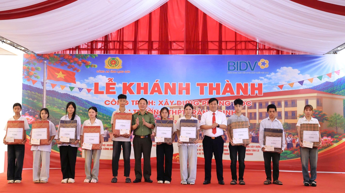 D:\ANH KHOA\CHUYEN MUC\THANG 8\CM 15-8\ANH\1786583818330_1564763068992844210_5799348285966383230_h.jpg