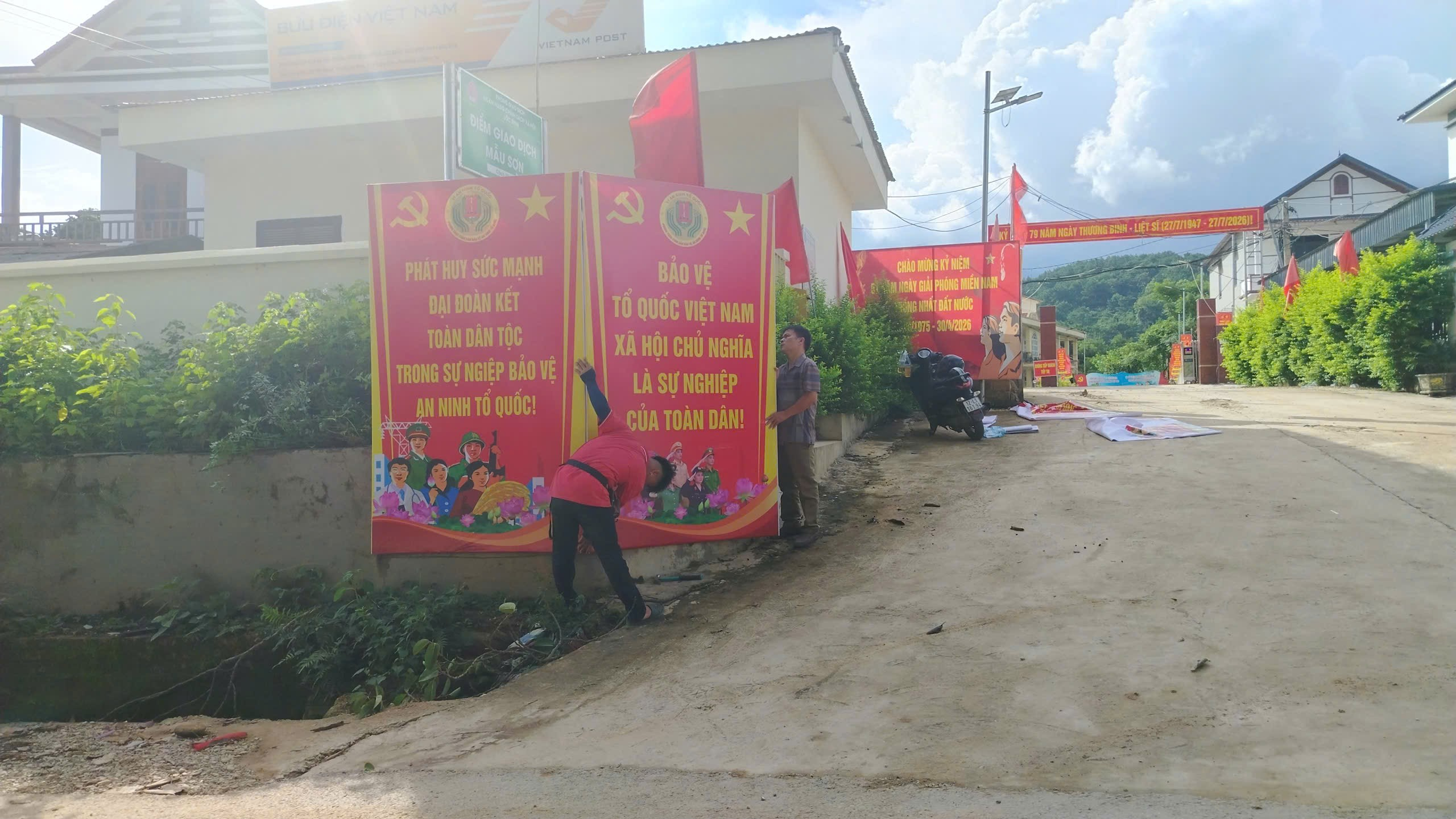People standing near a sign

AI-generated content may be incorrect.