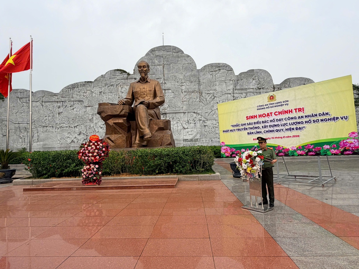 The text describes a Vietnamese flag, a statue, and a plaque with a message in Vietnamese promoting the achievements and contributions of a person.

AI-generated content may be incorrect.