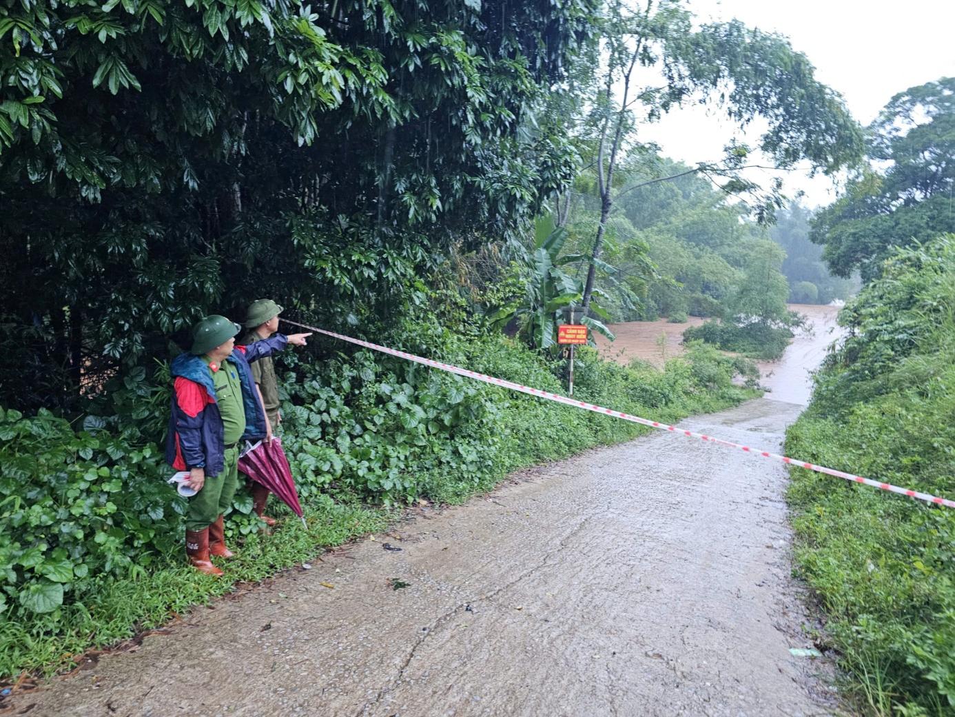 A group of people standing on a path

AI-generated content may be incorrect.