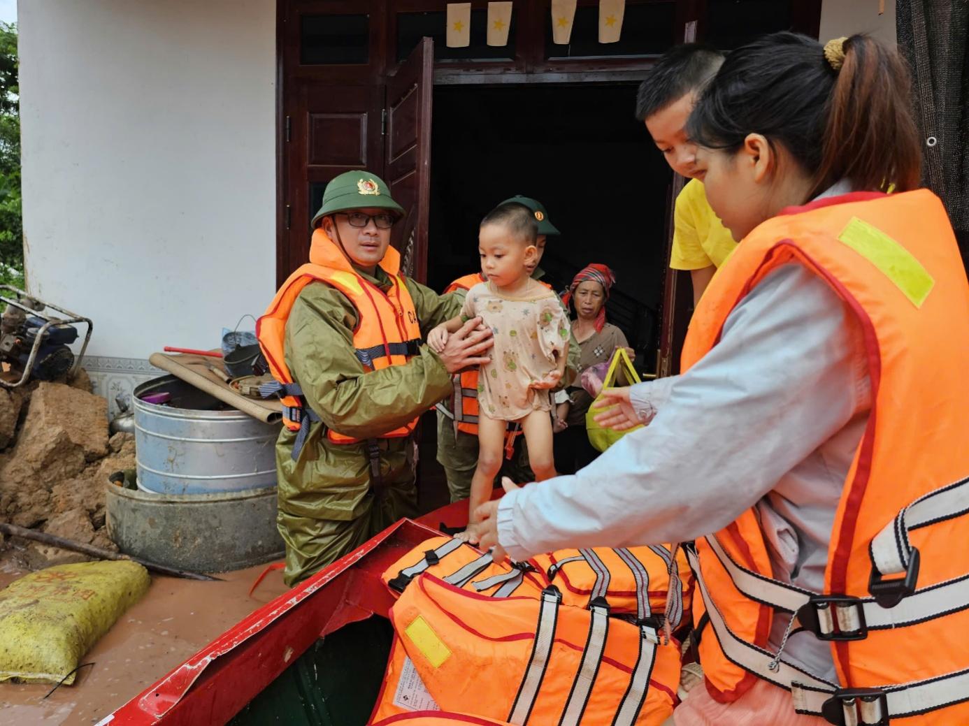 A group of people in life jackets

AI-generated content may be incorrect.