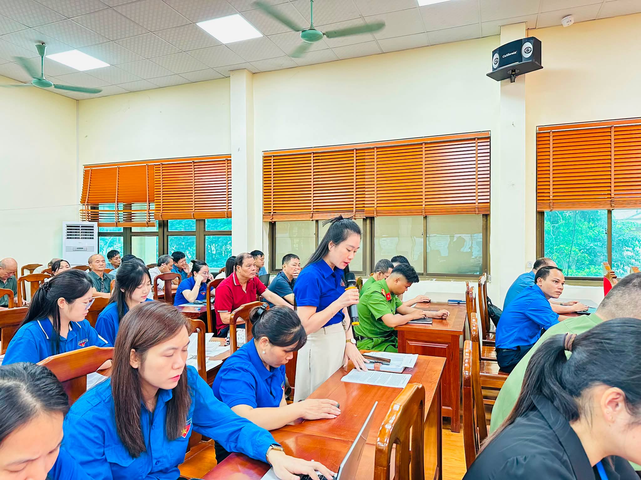 Có thể là hình ảnh về một hoặc nhiều người, mọi người đang học, đồ chơi trẻ em và văn bản