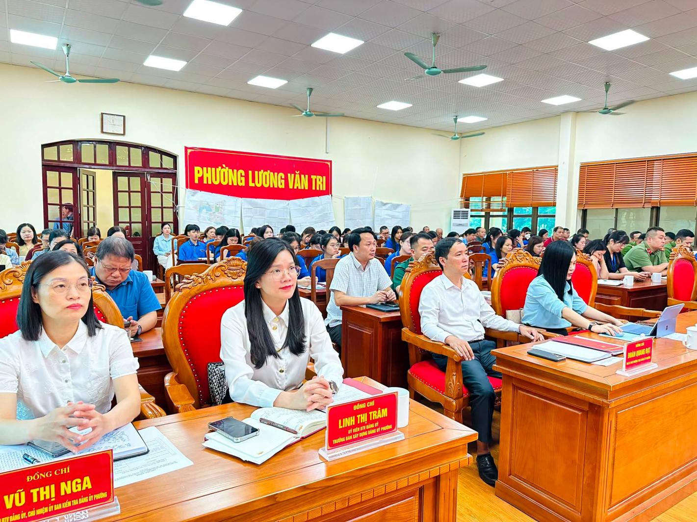 Có thể là hình ảnh về một hoặc nhiều người, mọi người đang học và văn bản
