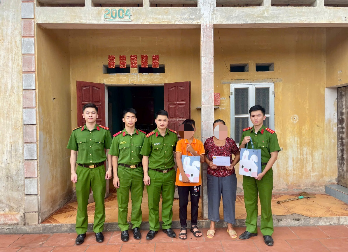 D:\CÔNG VIỆC 2\ĐOÀN\1. TƯ LIỆU ĐƠN VỊ CÁC NĂM\2026\12. Tặng quà dân vân khéo năm 2026\1788851493723_1494295716834394547_8243904202064425831_28aa4fb69f775d21c918c220aabe79b9.jpg