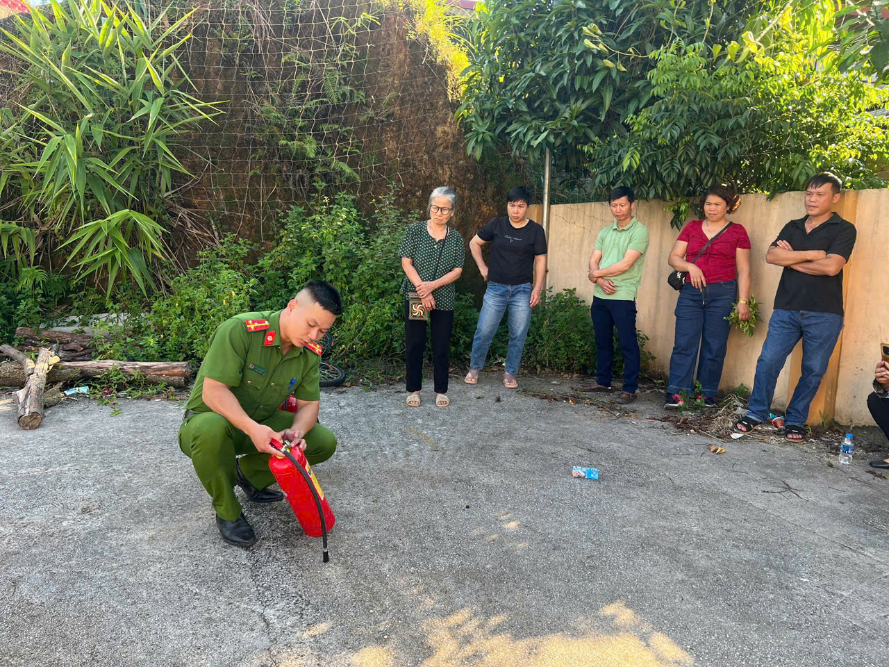 A person in a green uniform holding a fire extinguisher

AI-generated content may be incorrect.