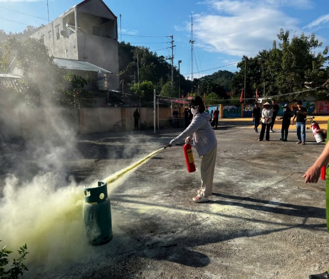 A person spraying a fire extinguisher

AI-generated content may be incorrect.