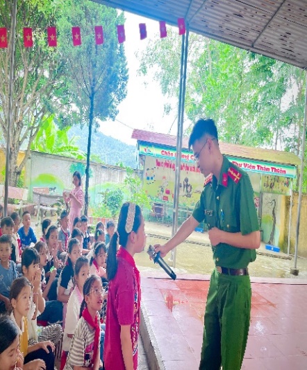 A person in uniform holding an object to a group of people

AI-generated content may be incorrect.