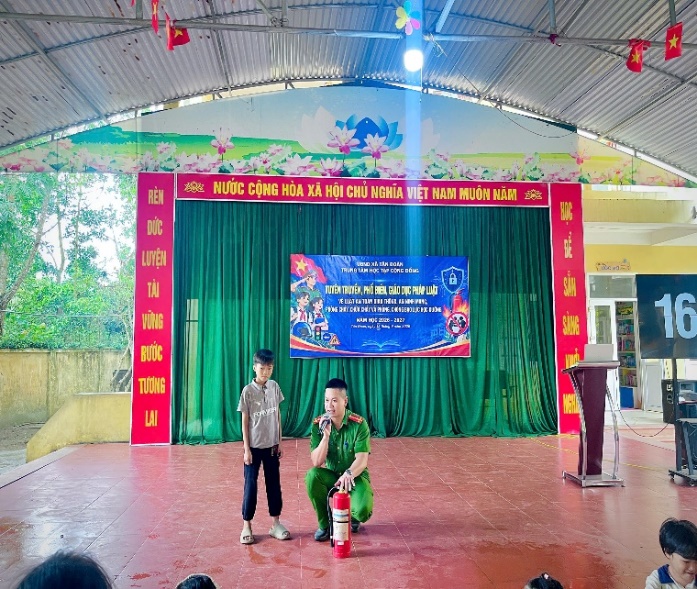 A person and child on a stage

AI-generated content may be incorrect.