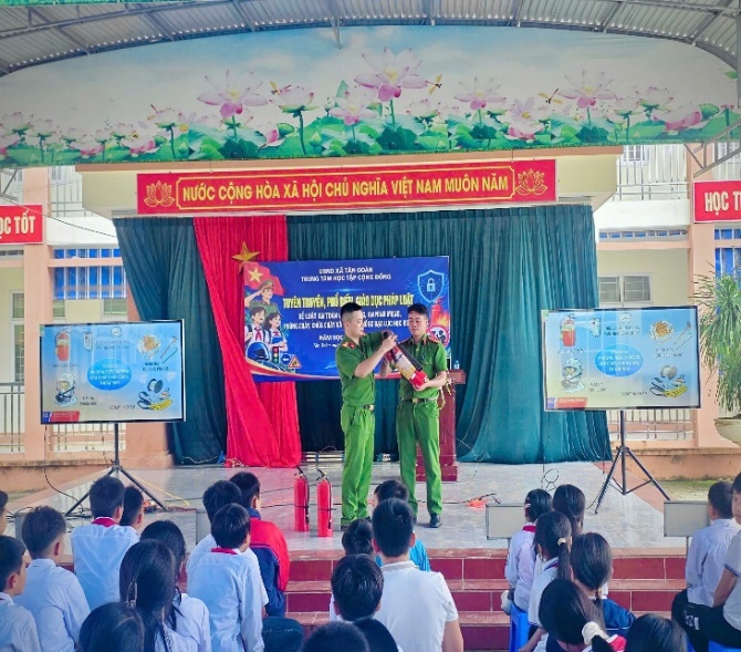 A group of people in uniform on a stage

AI-generated content may be incorrect.