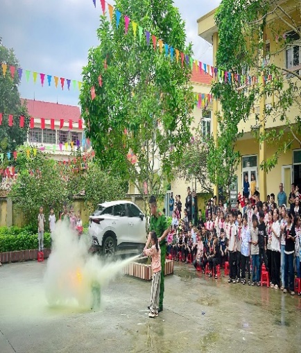 A person spraying water on a person's body

AI-generated content may be incorrect.