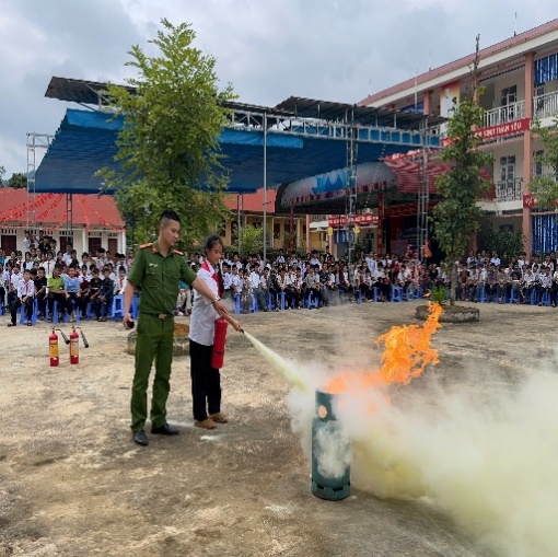 A person in uniform spraying fire with a fire extinguisher

AI-generated content may be incorrect.