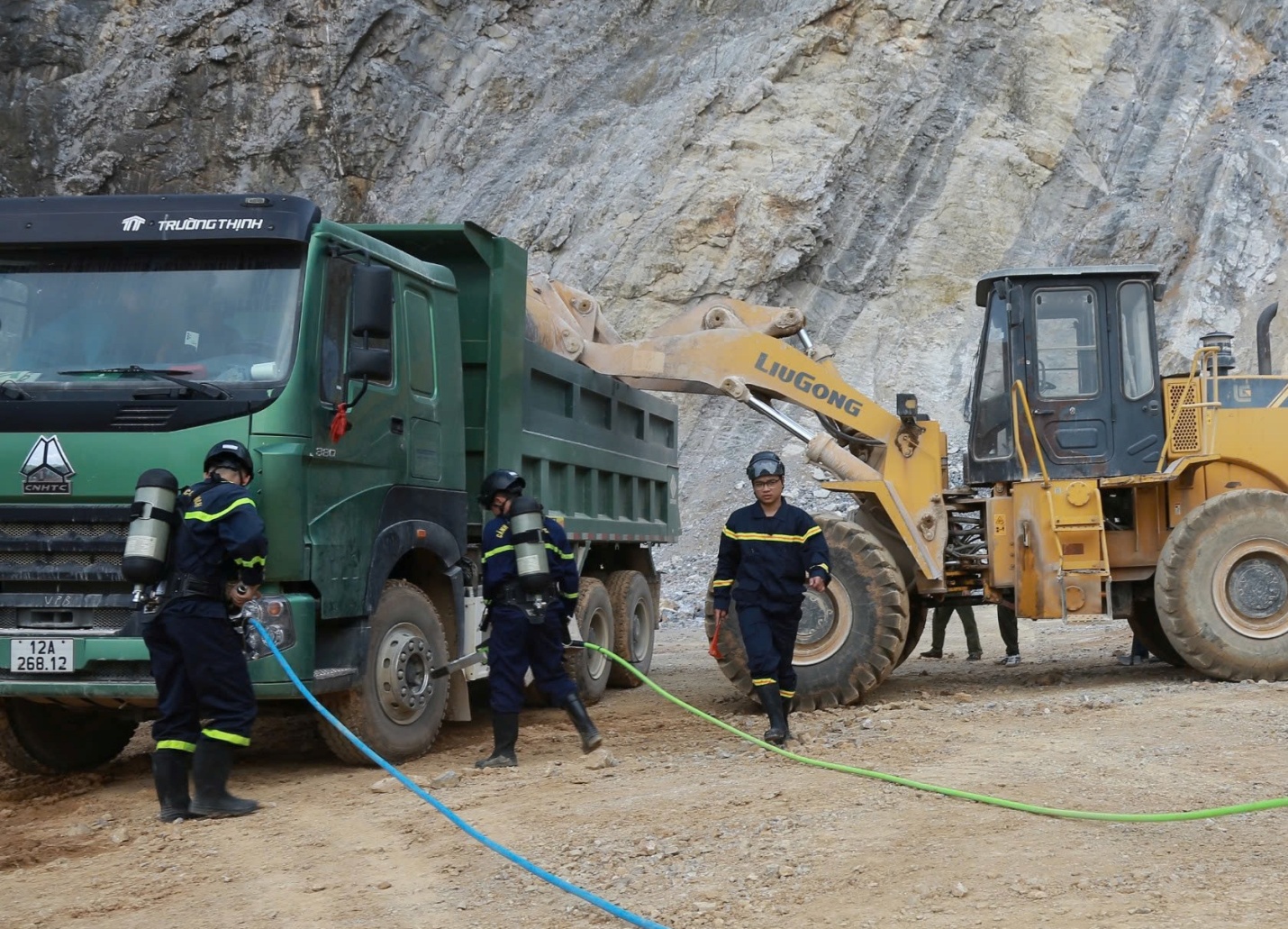 G:\Công việc\Thực tập PACC\TTPA nhiều lực lượng - Mỏ đá đồng mỏ\ảnh\1790215467487_2930474449269795334_2930474449269795334_9c6208b5e6fd890f0a971bdf2c7664dd.jpg