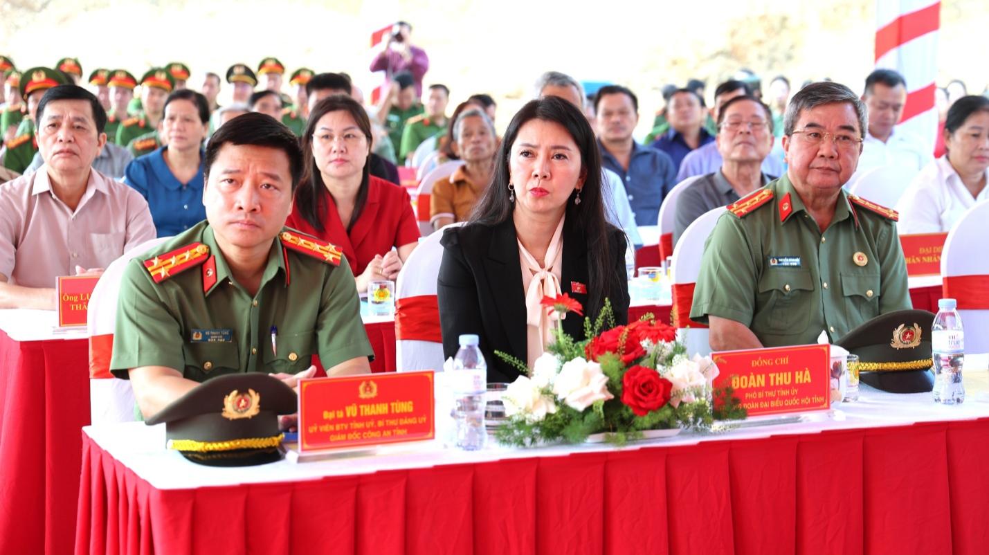 D:\ANH KHOA\ANH\LE KHOI CONG NHA BIA TUONG NIEM CAC AHLS CONG AN TINH\CHON ANH\3V3A8669.JPG
