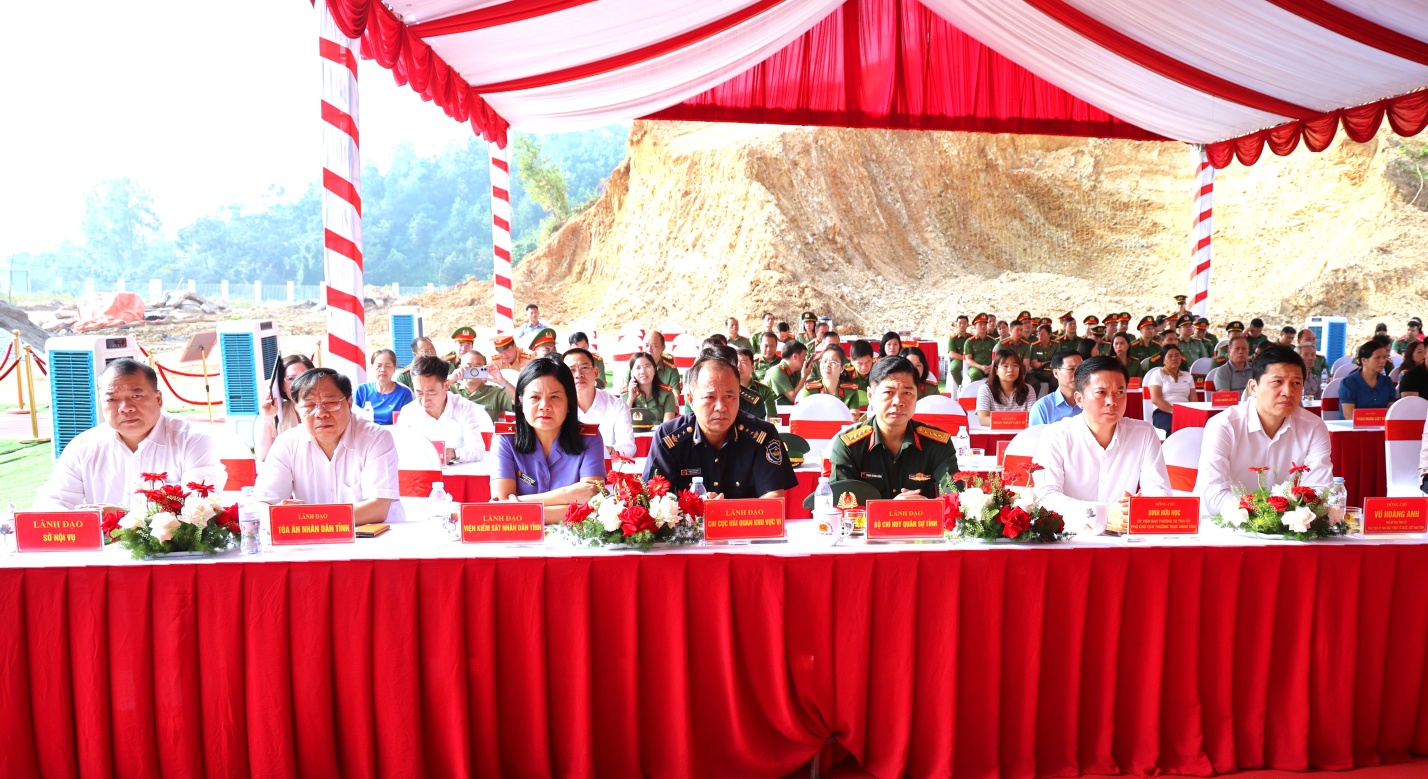 D:\ANH KHOA\ANH\LE KHOI CONG NHA BIA TUONG NIEM CAC AHLS CONG AN TINH\CHON ANH\3V3A8706.JPG