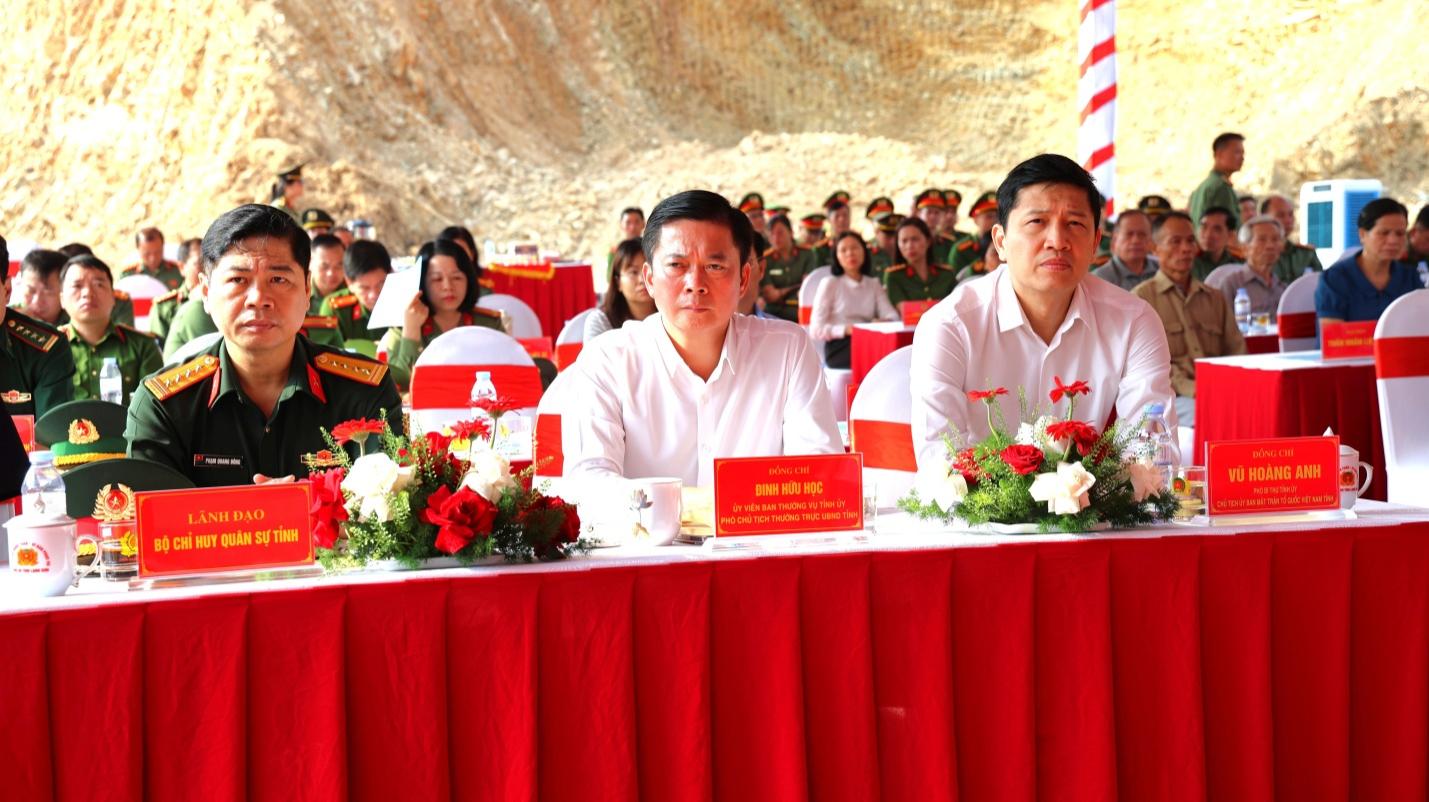 D:\ANH KHOA\ANH\LE KHOI CONG NHA BIA TUONG NIEM CAC AHLS CONG AN TINH\CHON ANH\3V3A8699.JPG