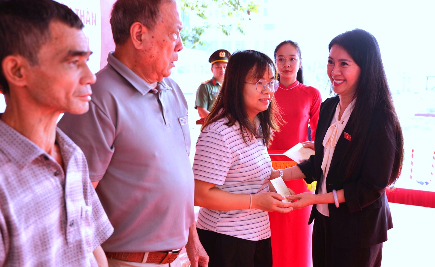 D:\ANH KHOA\ANH\LE KHOI CONG NHA BIA TUONG NIEM CAC AHLS CONG AN TINH\CHON ANH\3V3A8762.JPG