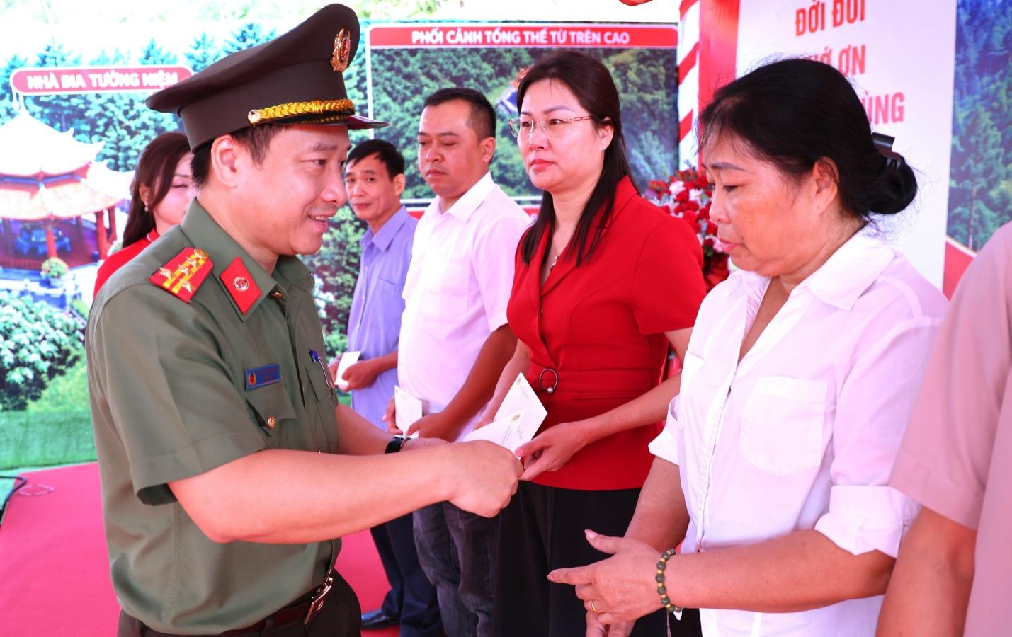 D:\ANH KHOA\ANH\LE KHOI CONG NHA BIA TUONG NIEM CAC AHLS CONG AN TINH\CHON ANH\3V3A8778.JPG