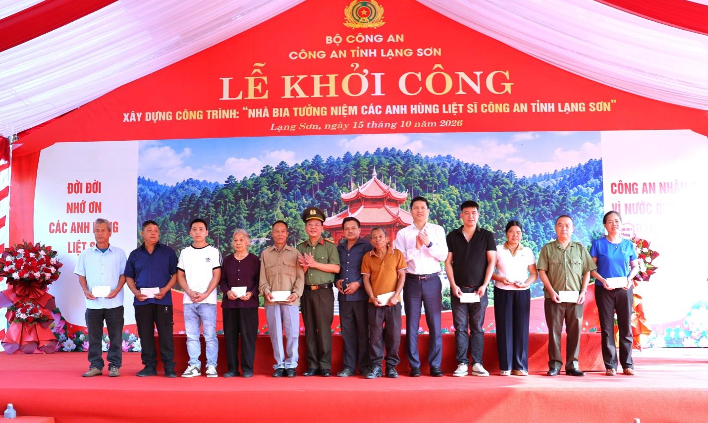 D:\ANH KHOA\ANH\LE KHOI CONG NHA BIA TUONG NIEM CAC AHLS CONG AN TINH\CHON ANH\3V3A8827.JPG