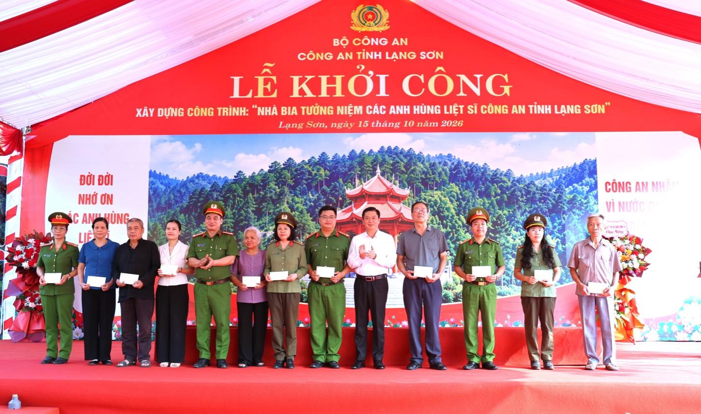 D:\ANH KHOA\ANH\LE KHOI CONG NHA BIA TUONG NIEM CAC AHLS CONG AN TINH\CHON ANH\3V3A8832.JPG