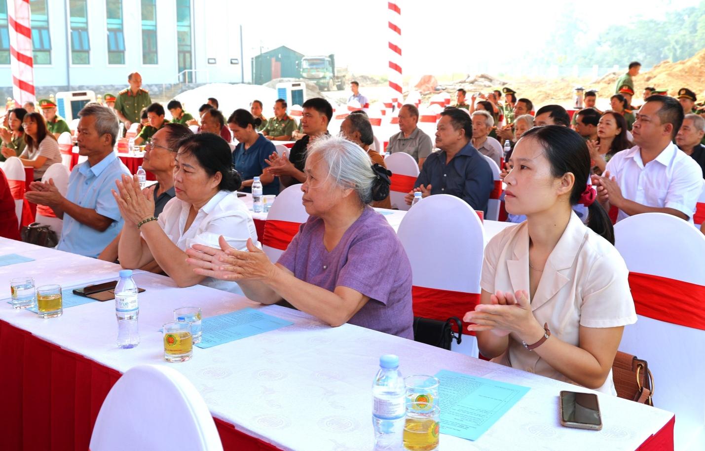 D:\ANH KHOA\ANH\LE KHOI CONG NHA BIA TUONG NIEM CAC AHLS CONG AN TINH\CHON ANH\3V3A8743.JPG