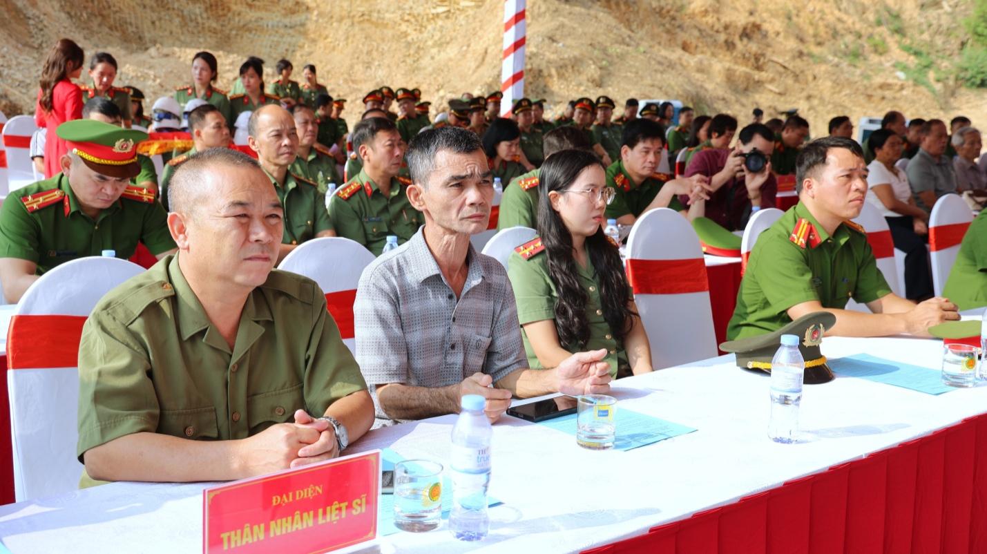 D:\ANH KHOA\ANH\LE KHOI CONG NHA BIA TUONG NIEM CAC AHLS CONG AN TINH\CHON ANH\3V3A8975.JPG