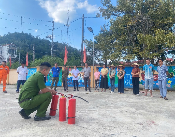 A group of people standing around a fire extinguisher

AI-generated content may be incorrect.