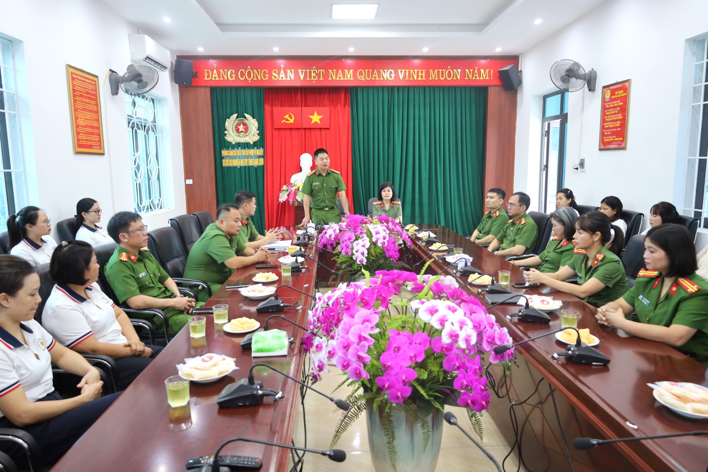 D:\ANH KHOA\ANH\TANG QUA CUA CONG AN TINH NHAN DIP 20.10\CHON\IMG_0518.JPG