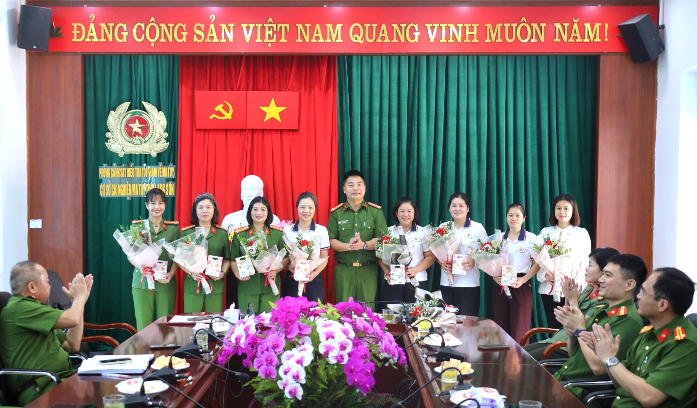 D:\ANH KHOA\ANH\TANG QUA CUA CONG AN TINH NHAN DIP 20.10\CHON\IMG_0631.JPG