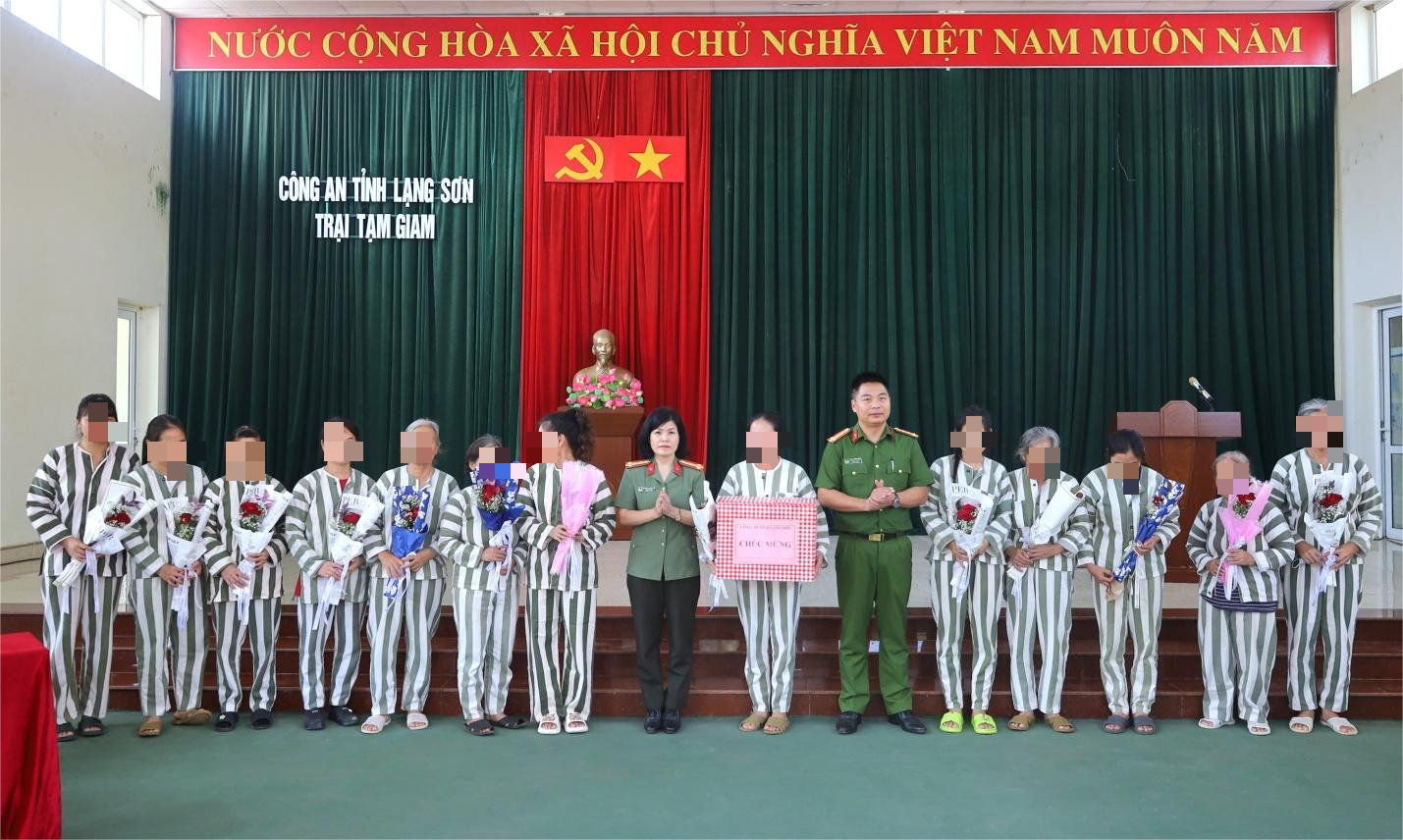 D:\ANH KHOA\ANH\TANG QUA CUA CONG AN TINH NHAN DIP 20.10\CHON\IMG_0827.JPG