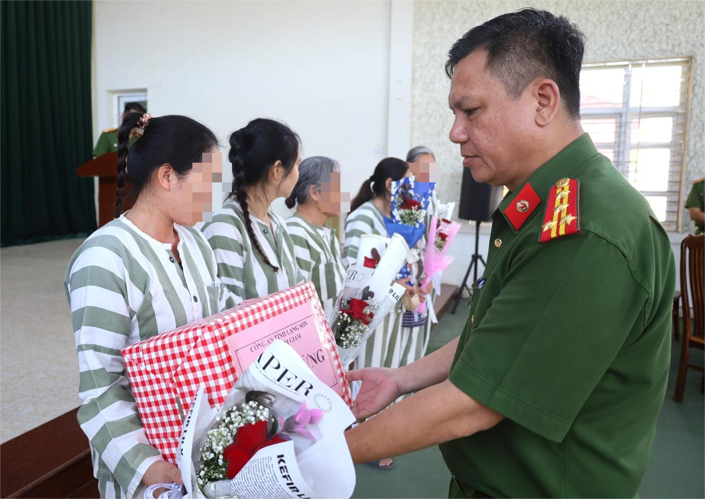 D:\ANH KHOA\ANH\TANG QUA CUA CONG AN TINH NHAN DIP 20.10\CHON\IMG_0838.JPG
