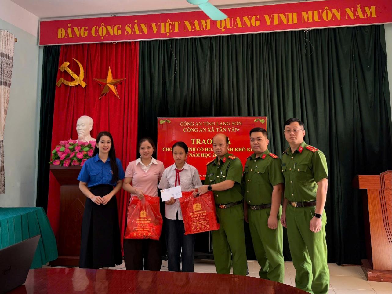 C:\Users\vuthe\Desktop\tặng quà 2.jpg