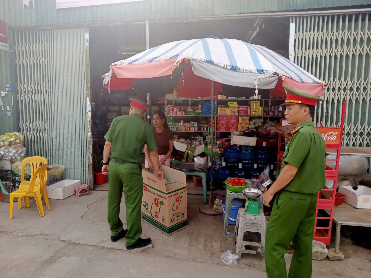 Có thể là hình ảnh về một hoặc nhiều người và văn bản